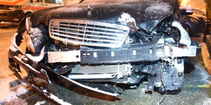 Auto kollidiert mit Baum.