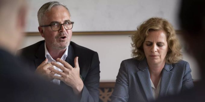 Andreas Hauri, GLP, Vorsteher Gesundheits- und Umweltdepartement, links, und Karin Rykart, Grüne, Vorsteherin Sicherheitsdepartement, rechts, an einer Medienkonferenz. Andreas Hauri
