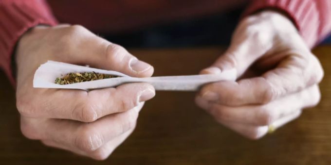 Cannabis rauchen oder inhalieren lindert Schmerzen schneller und effizienter, sagen Betroffene. Cannabis rauchen