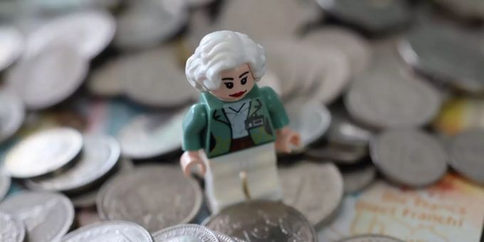 Zwischen 20 und 30 ist eine Phase in unserem Leben, die massgebend für unsere finanzielle Zukunft sein kann. Legomännchen auf Geldmünzen.