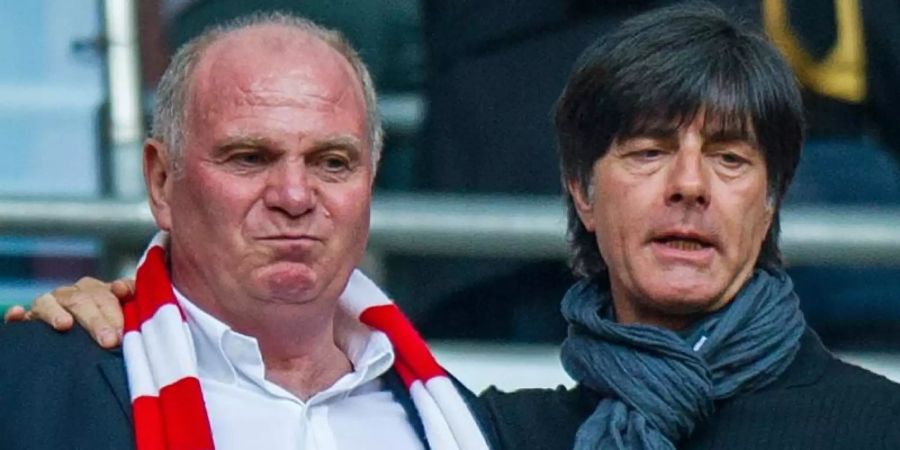 Als TV-Experte wird Uli Hoeness (l) wieder öfter auf Bundestrainer Joachim Löw treffen. Foto: Marc Müller/dpa