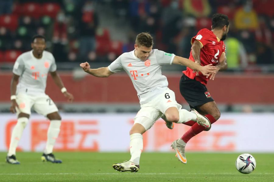 Der Münchner Joshua Kimmich (l.) im Duell mit Al Ahlys Kahraba (r.).