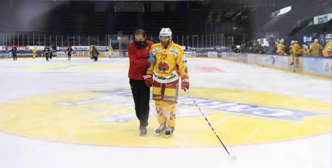 Biels Stefan Ulmer muss im Spiel gegen Fribourg-Gottéron verletzt vom Eis. Fribourg-Gottéron