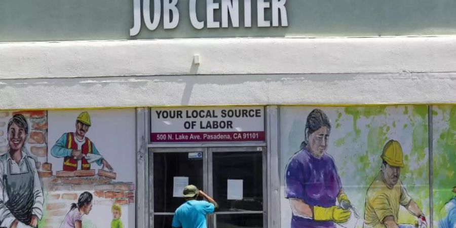 In den USA beantragen wieder mehr Menschen Arbeitslosenhilfe. Foto: Damian Dovarganes/AP/dpa