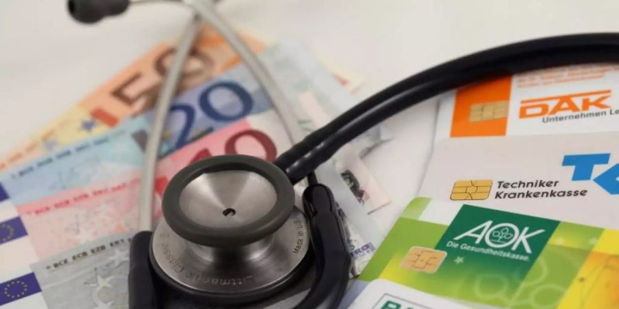 Ab sofort gehören unter anderem regelmässige Vorsorgeuntersuchungen auf Hepatitis B und C zu den Leistungen der Gesetzlichen Krankenkassen. Foto: picture alliance / dpa