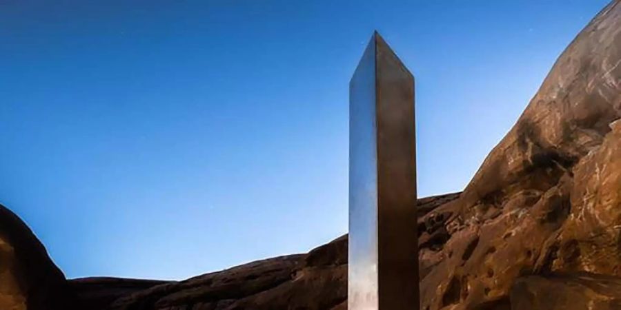 Ein Metall-Monolith, dreieckig, glänzend, fast vier Meter hoch, steht in einer Wüste im Bezirk San Juan im Südosten von Utah in den USA. Foto: Terrance Siemon/Terrance Siemon/AP/dpa