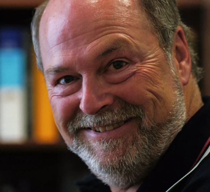 Univ. Prof. Dr. Herwig Kollaritsch hat sich auf Reisemedizin, Impfwesen, Epidemiologie und Mikrobiologie spezialisiert. Coronavirus Impfung Interview Kollaritsch