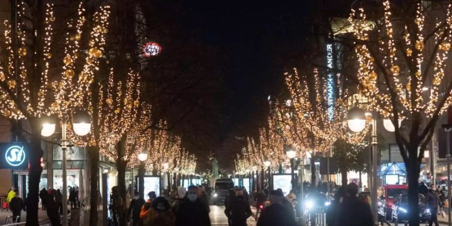 Trotz abgesagter Weihnachtsmärkte verbreiten zumindest Lichterketten festliche Stimmung in den Innenstädten. Foto: Julian Stratenschulte/dpa