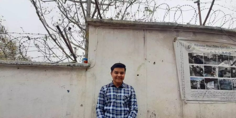 Sardar Dschafari steht im Hof einer kleinen Hilfsorganisation in Kabul, für die er arbeitet. Der 23-Jährige wurde 2019 abgeschoben. Foto: Hesam Hesamuddin/dpa