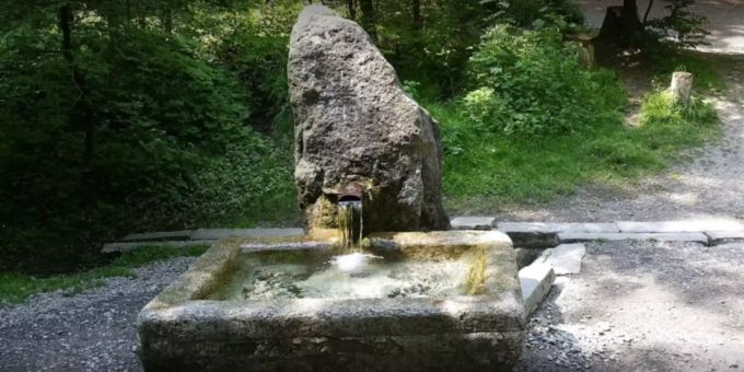 Das Wasser des Berner Glasbrunnens ist wieder trinkbar. Glasbrunnen bern