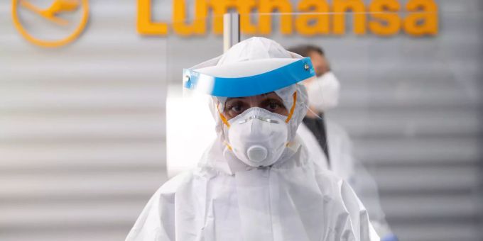Eine Frau schützt sich mit Schutzkleidung gegen das Coronavirus. swiss re