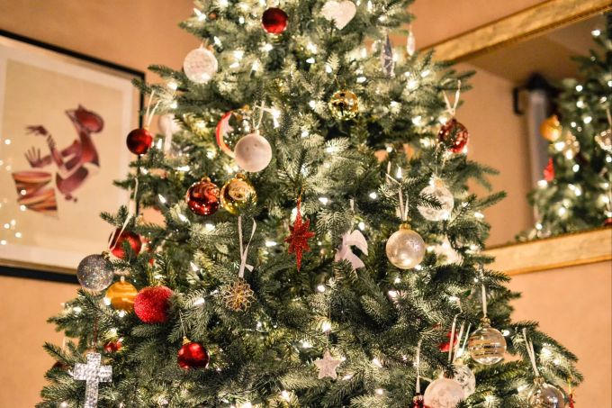 Schlicht oder doch lieber kunterbunt? Die Christbäume präsentieren sich an Weihnachten in verschiedenen Looks. Weihnachtsbaum Weihnachten