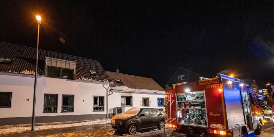 Starke Spuren von Feuer sind an dem Haus in Radevormwald nicht zu erkennen. Foto: Markus Klümper/dpa