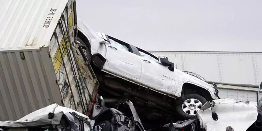 Fahrzeuge stapeln sich nach einem Unfall auf der Interstate 35 in der Nähe von Fort Worth im Bundesstaat Texas. Foto: Lawrence Jenkins/The Dallas Morning News/AP/dpa