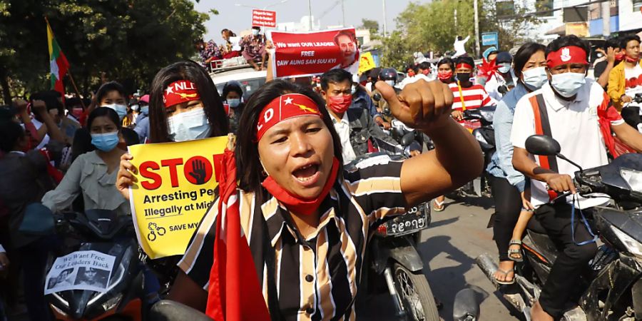 Demonstranten nehmen auf Motorrädern an einem Proteste gegen die Militärregierung teil. Foto: Uncredited/AP/dpa