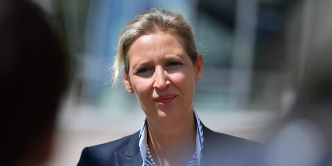 Alice Weidel, Vorsitzenden der Bundestagsfraktion, steht während einer AfD-Bundesvorstandssitzung vor dem Congresscentrum Suhl und spricht zu Journalisten. alice weidel