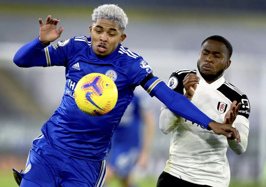 Wesley Fofana (l.) im Duell mit Fulham-Torschütze Ademola Lookman.
