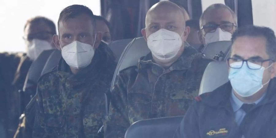 Die Soldatinnen und Soldaten der Bundeswehr nach der Ankunft in Lissabon. Foto: Armando Franca/AP/dpa