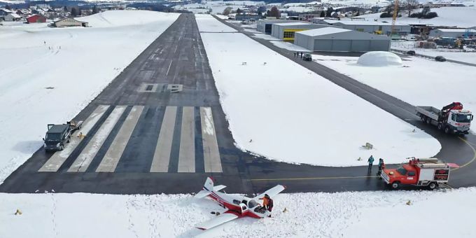Pilot unversehrt - Kleinflugzeug landet im Freiburger Schnee