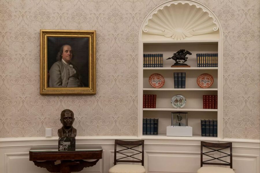 Das Oval Office im Weissen Haus ist für den ersten Tag der Amtszeit von US-Präsident Biden neu dekoriert, u.a. steht auf einem Tisch  eine Büste des ehemaligen Präsidenten Harry Truman.