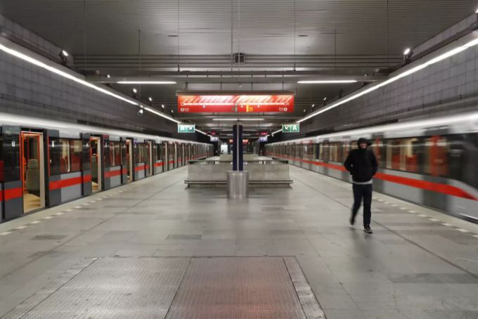 Die Metro in Prag ist während der Corona-Pandemie beinahe menschenleer. Prag Tschechien corona metro