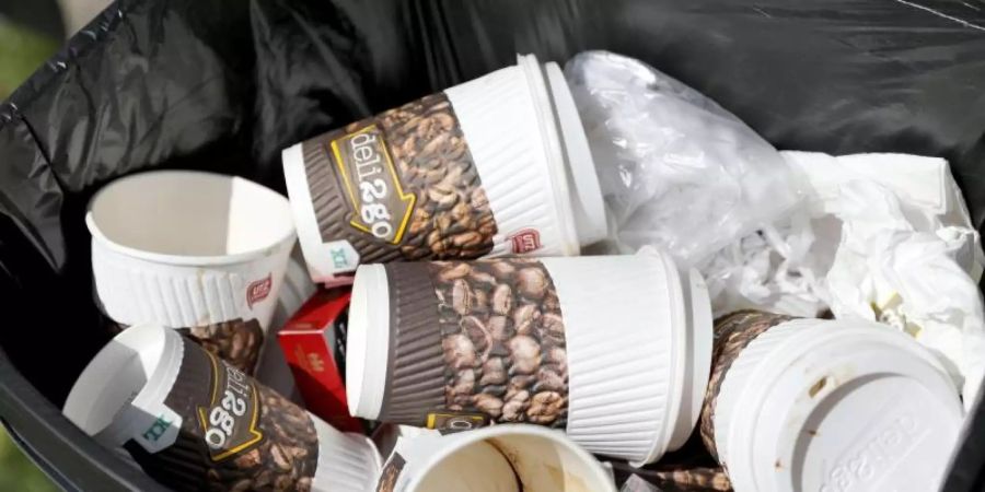 Restaurants, Bistros und Cafés sollen künftig dazu verpflichtet werden, auch Mehrwegbehälter für ihre To-Go-Produkte anzubieten. Foto: Jan Woitas/zb/dpa