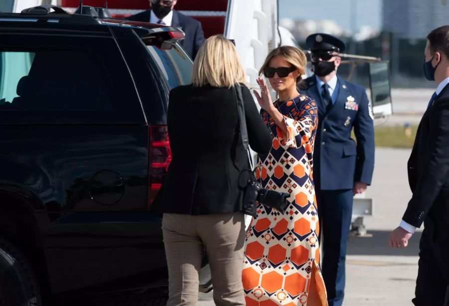 Auch kurz vor dem Einsteigen ins wartende Fahrzeug erhob die ehemalige First Lady noch kurz ihre Hand zum Gruss.