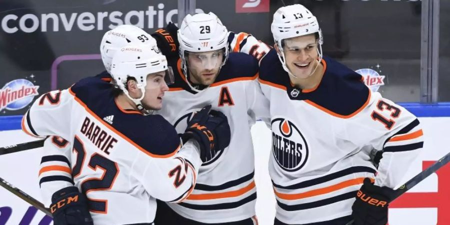 Leon Draisaitl (M) stellte beim Oilers-Erfolg gegen Toronto die Weichen auf Sieg. Foto: Nathan Denette/The Canadian Press/AP/dpa