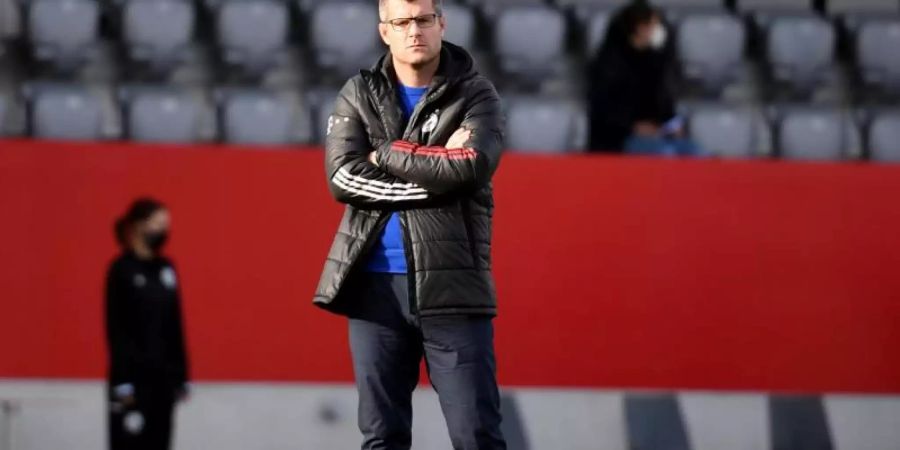 Hat seinen Vertrag beim FC Bayern verlängert: Frauen-Coach Jens Scheuer. Foto: Angelika Warmuth/dpa
