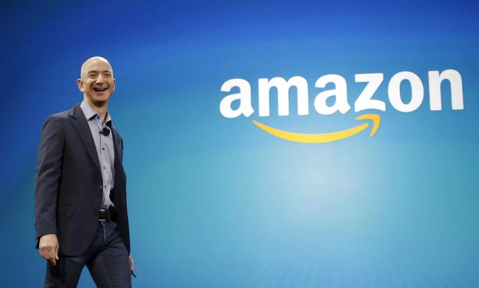 Jeff Bezos ist nicht länger der reichste Mensch der Welt, Tesla-Chef Elon Musk überholt den Amazon-Gründer. elon musk jeff bezos