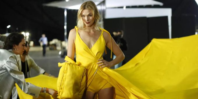 Karlie Kloss beim Anprobieren eines Kleides der Marke Off-White in Paris. Karlie Kloss