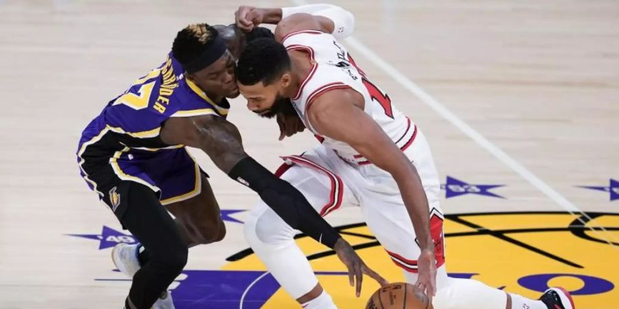 Dennis Schröder (l) von den Los Angeles Lakers und Garrett Temple von den Chicago Bulls in Aktion. Foto: Ashley Landis/AP/dpa