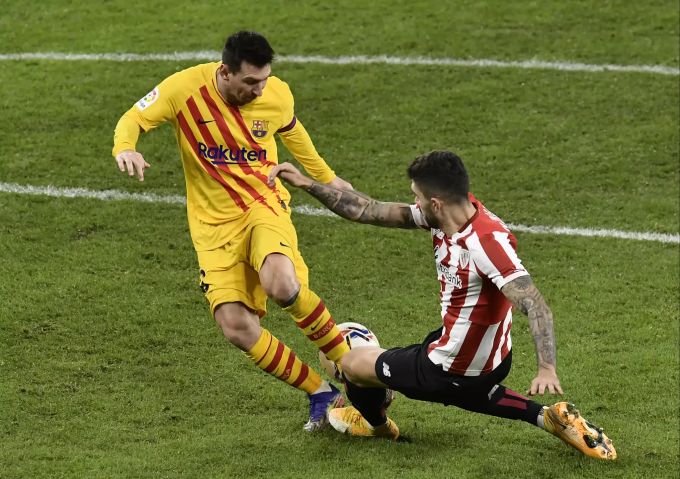 Wie stoppt man einen Zangler wie Lionel Messi? Richtig, durch Zamschneiden. Lionel Messi FC Barcelona