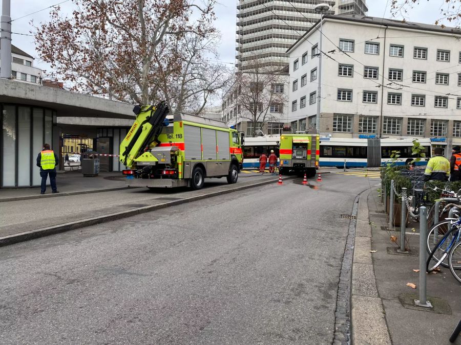 Diverse Einsatzkräfte sind vor Ort.