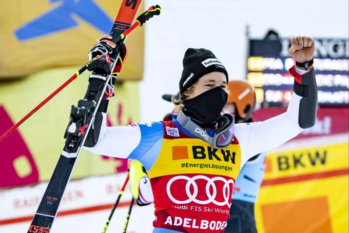 Marco Odermatt feiert seinen dritten Rang in Adelboden. Marco Odermatt