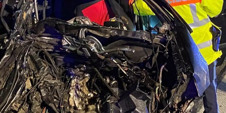 Nach einem Unfall auf der A99 ist ein Fahrzeug völlig zerstört. Foto: Michael Schmelzer/vifogra/dpa