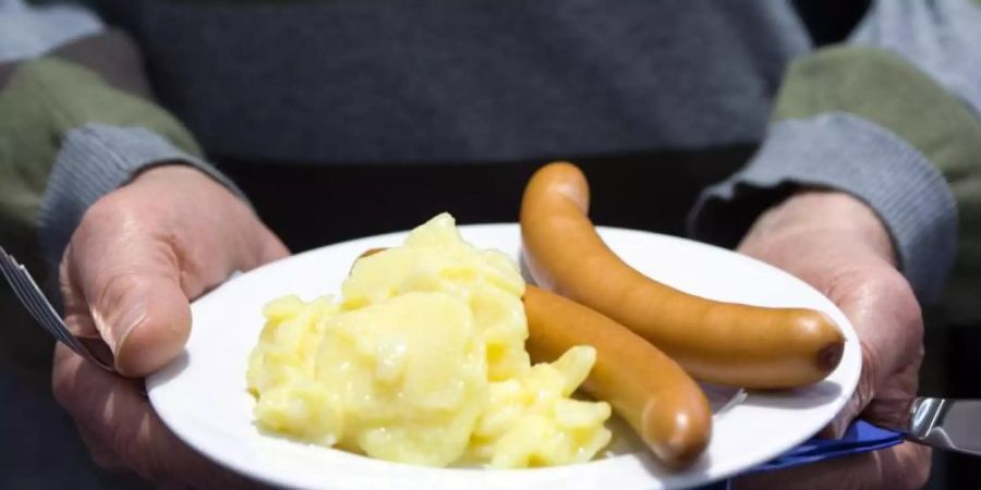 Kartoffelsalat mit Würstchen ist für viele ein Klassiker an Heiligabend. Ob mit oder ohne Mayo - darüber sind sich die Deutschen uneins. Foto: picture alliance / Soeren Stache/dpa