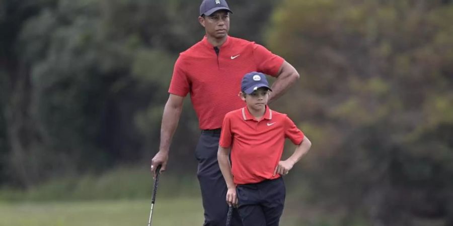 Tiger Woods und sein Sohn Charlie beendeten die PNC Championship in Orlando auf Platz sieben. Foto: Phelan M. Ebenhack/FR121174 AP/dpa