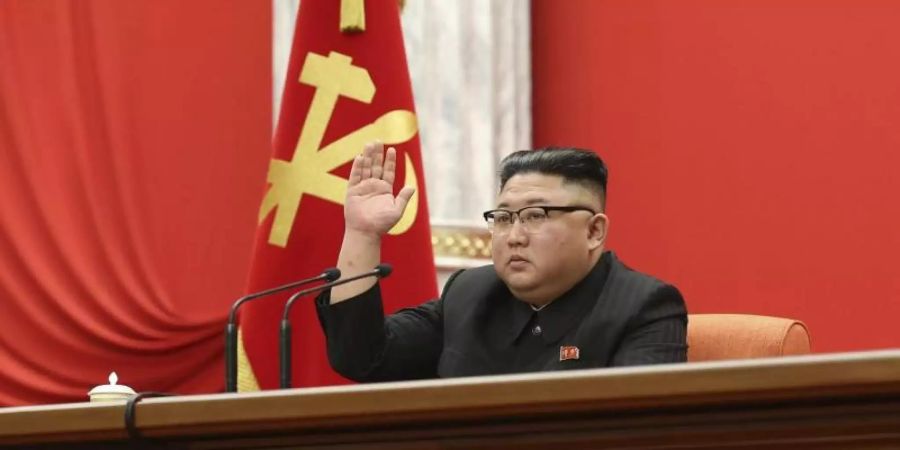 Zuletzt Parteivorsitzender, jetzt Generalsekretär: Kim Jong Un bleibt unangefochten Nordkoreas Machthaber. Foto: -/KCNA via KNS/AP/dpa