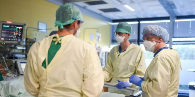 Der Kanton Basel-Stadt gewährte den Spitälern und Pflegeheimen während der Covid-Pandemie Unterstützung in Höhe von fast 160 Millionen Franken. (Symbolbild) Ärzte auf Corona-Intensivstation
