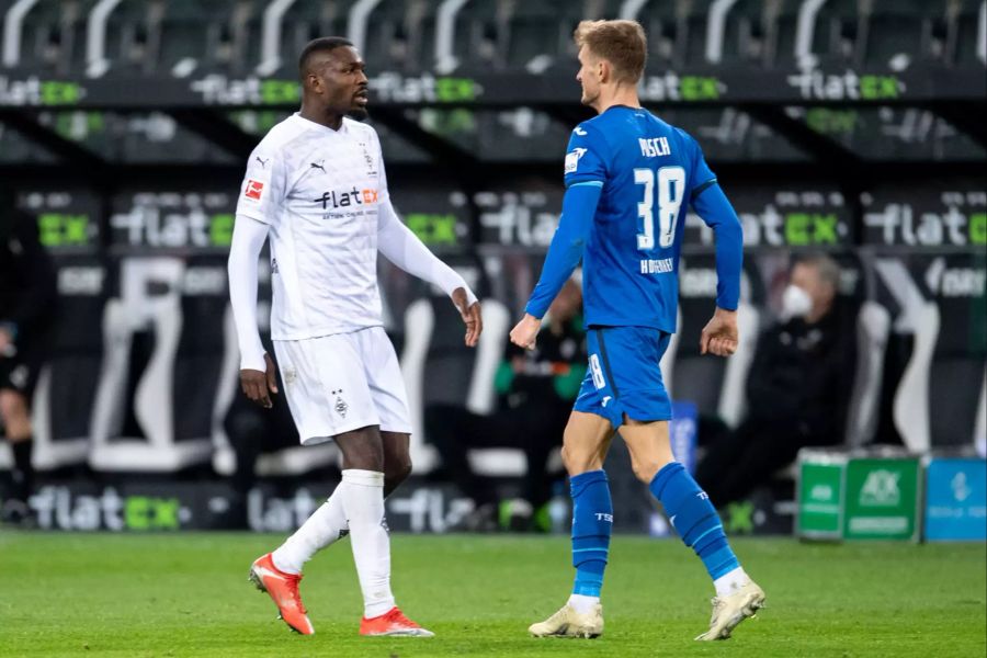Marcus Thuram legt sich mit seinem Gegenspieler Stefan Posch an.