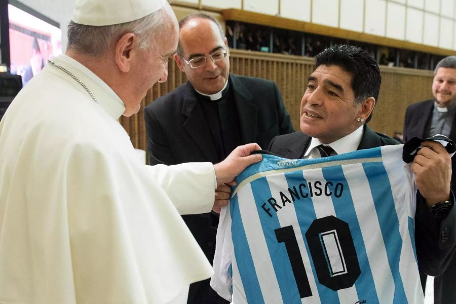 Diego Maradona trifft Papst Franziskus.