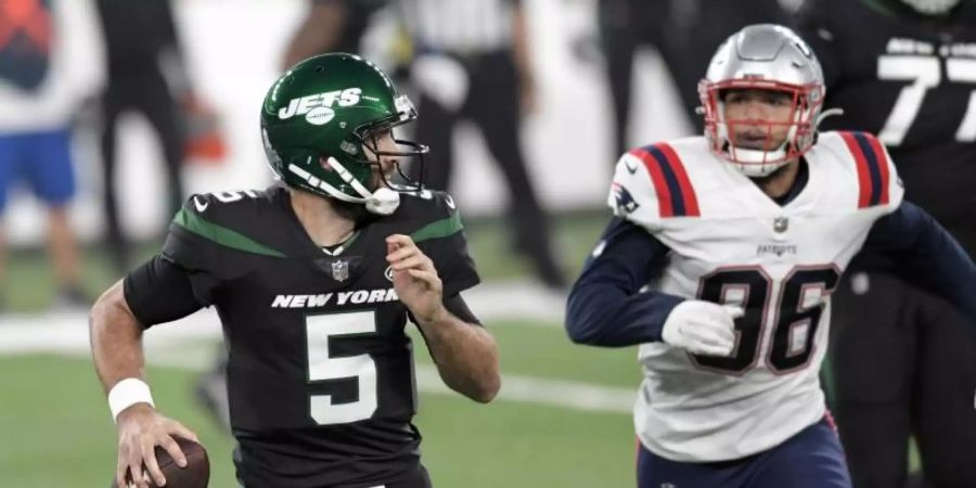 Joe Flacco (l) von den New York Jets in Aktion. Foto: Bill Kostroun/AP/dpa