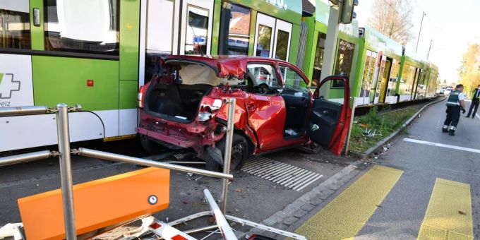 Kollision Tram und Auto in Arlesheim. Arlesheim