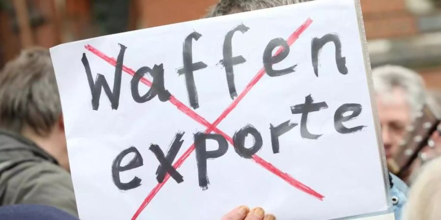 Kritik an «Waffenexporten» bei einer Demonstration (Archiv). Bisher unterbindet die Bundesregierung nur den Export von Rüstungsgütern an die Türkei, die im Syrien-Krieg eingesetzt werden können. Lieferungen von Gütern für den «maritimen Bereich» werden weiter genehmigt. Foto: picture alliance / dpa