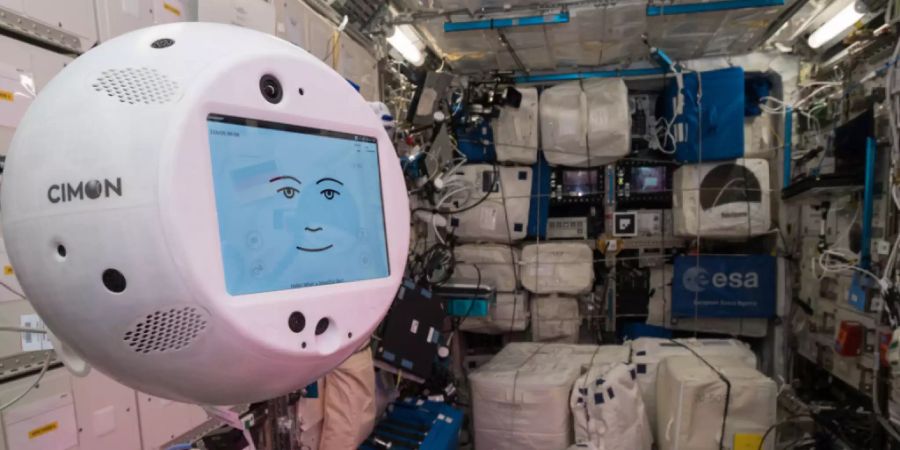 Blick in die ISS mit dem in der Schweiz produzierten schwebenden Roboter Cimon (Crew Interactiv MObile companioN). Er ist, wie der ganze Rest der Station, schon etwas in die Jahre gekommen. Möglich, dass das 15 Jahre alte Weltraum-Habitat bald verschrottet wird. (Archivbild)