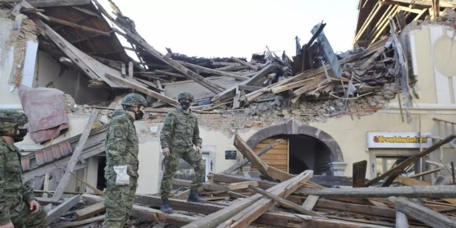 Soldaten inspizieren die Trümmer eines vom Erdbeben zerstörten Hauses in Petrinja. Foto: --/AP/dpa