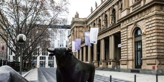 Die Bullen-Skulptur in Frankfurt am Main. Bulle Dax Performance Index