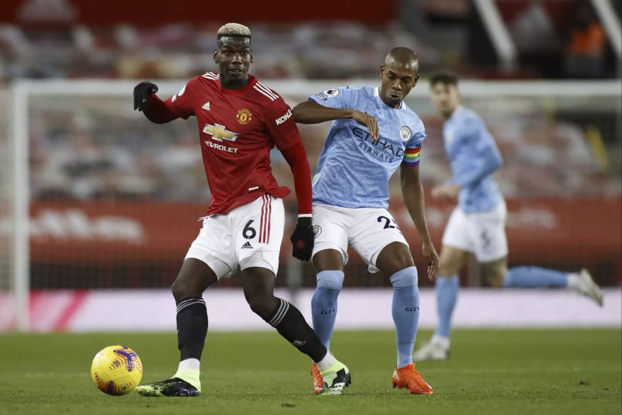 United-Star Paul Pogba (l.) im Duell mit Fernandinho (r.) von Manchester City.