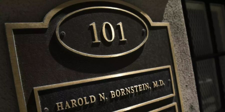 Namenschild von Bornstein vor seiner Praxis in New York